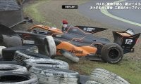 サーキット騒然！タイヤバリアに「刺さった」 雨で大荒れ…日本最速レースで「曲がらない」SC“再出動”招いた波乱の瞬間