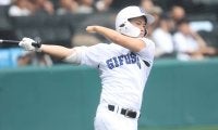 左手の指がない球児、甲子園初打席　スタンドからは拍手…第1打席は中飛