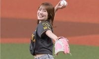 26歳アイドルが“勝利の女神”に　「スタイル良すぎ」脚線美際立つデニム姿で阪神戦始球式に登場　ファン大絶賛「良いお尻や」