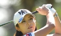 「かわいい～」イ・ボミがピンクタンク＆白ハーパン姿で南国バカンスを満喫