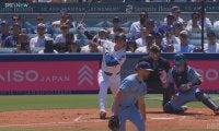 軽～くすくってスタンドイン！大谷翔平、“片手一本”でも余裕すぎるHRの衝撃… ファンも騒然「これで入るのバグやん」「この打ち方でホームランなの草」