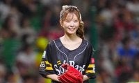 始球式に現れた“謎の美女”が「めちゃめちゃ可愛い」　ショーパン投球に球場歓声