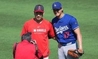 大谷翔平と菊池雄星がエ軍本拠地で再会　がっちり握手→会話中に大爆笑、記念撮影も