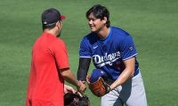 大谷翔平、古巣“凱旋”で異様な光景　記念撮影連発…大忙しでグラウンドなのに警備員並走