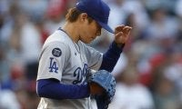 山本由伸も“心配顔”…左手首への痛恨死球→トラウトに適時打　悪夢の5回途中降板、メジャー自己ワースト6失点