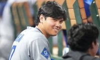 大谷翔平に抱きしめられた女性が「相変わらずお綺麗」　背中に手を回しニッコリ、SNS歓喜