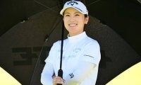 24歳美女ゴルファーが「岡山」オフショット披露　シャインマスカットより小顔？　デコルテ全開のノースリーブ姿がまぶしい
