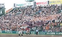 男だらけの応援団で初の女性部員「くじけそうに」　甲子園で奮闘する“白学ラン”