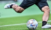｢田んぼだ｣｢もう別のスポーツ｣J2鳥栖・28歳MFの雨を切り裂く“水切りミドル弾”が話題！｢とんでもないピッチ状況｣｢水遊びやないかw｣の声
