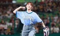 人気声優・花澤香菜さんが足上げ始球式　ポニテで登場→大暴投に照れ笑いも…球場拍手