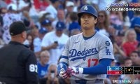 大谷翔平、エ軍元同僚に抱きついた！？ “じゃれ合う”光景に「塁上でネトくんと」ネット沸騰