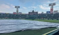 明豊と佐賀北の試合は雷雨の影響で一時中断、5回終了後にシートかぶさる【25年夏甲子園】