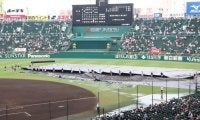 阪神園芸の“神整備”に大歓声＆拍手　甲子園が豪雨で一時中断…わずか60分で試合再開