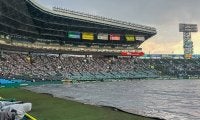 今大会「裏の主役」阪神園芸が再び登場！1時間の雨天中断経て試合再開、スタンドから拍手送られる【25年夏甲子園】