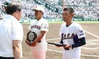 甲子園で表彰式　育成功労賞の中迫俊明さん