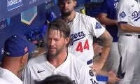 カーショーは「18年間ドジャースに全てを捧げてきた」 指揮官と笑顔で抱擁…粋な2ショット添え米記者が称賛