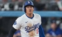 大谷翔平に「なにしとん」　敵軍野手がまさかの“強奪未遂”…SNS爆笑「仲良すぎ」