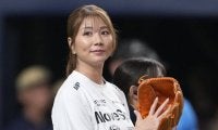 170cm長身美女が豪快投球「変わらず綺麗」　ワンバンで照れ笑い…元日本代表の始球式に虜