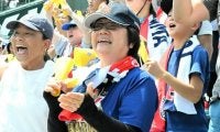 横浜・村田監督の両親も甲子園で応援　「孫みたい」な選手の勝利喜ぶ