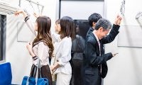 電車内でイラッとする人の特徴ランキング！音、場所、清潔感…当てはまってない？