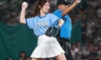 “ゴルフ界の北川景子”が「すごいすごいすごーいっ」白ミニスカ&ポニテ姿で野球ファンも魅了「チアにスカウトされそう」