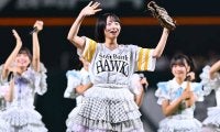 鷹ファンの24歳アイドルがミニスカで登場　ノーバウンド投球に球場は拍手喝采