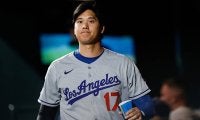 大谷翔平の「この姿を見れるのが幸せ」　勝利直後の“ルーティン”…カーショーと「仲良く」