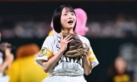 “ミニスカ”アイドルの始球式が「かわいい」　ノーバウンド投球…ファンも興奮「勝利の女神だ!!」