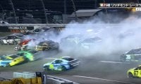 放送禁止用語連発！ 米トップレーサーがブチギレ “多重クラッシュ”で巻き添え被害受け「バカなやつ」/NASCAR
