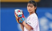 「14歳って、マジか…」神宮に降り立った＂勝利の女神＂に話題沸騰　村上、山田のアベックアーチで快勝「透明感、半端ない」