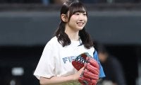 青ミニスカで豪快投球…ノーバウンドでキュートな笑顔　超人気アイドルが北の大地に降臨