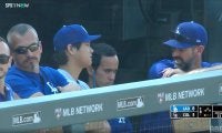 ベンチに大谷翔平出没！ 450日ぶり完全休養もフリーマン先制弾直後に一瞬だけ“チラリ”…水をがぶ飲み、8回には熱心に会話