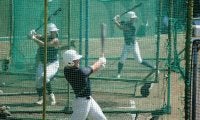日大三、フリー打撃に汗　沖縄尚学の末吉・新垣有を想定して打ち込み