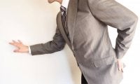 ギックリ腰の症状と原因の多くは左足？！