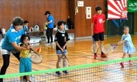 小さなラケット、大きく振れたね　金沢でちびっ子テニス教室