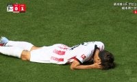 「何でやー！？」日本代表MF、ブンデス・デビュー戦で悲劇…「それは決めないと…」「まだ芝に慣れてない？」鈴木唯人が超決定機で痛恨ミスの瞬間