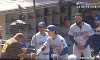 大谷翔平、45号弾直後“話題のハイタッチ”でヤジ→大感激！ パドレスファンと「絡んでた」「大谷選手も普通に…」中継も異例注目