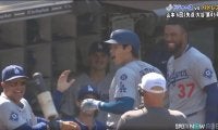 大谷翔平のダメ押し弾で「ロバーツ監督も嬉しそうですね」 前日2安打沈黙も主砲の一振りに“破顔” ベンチ前で待ち構えハイタッチ