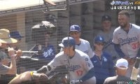 球場騒然！ 大谷翔平、目を疑う“異例の行動”「すげえな」予想外のリアクションが話題に「ただの聖人か」「人として別格」