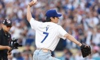 BTSのVがド軍戦で始球式　世界的スターに球場大歓声…山本由伸にストライク投球＆ハグ