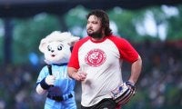 大物プロレスラーのウルフが“豪快投球”　マウンドには立たず…金メダリストの一球に球場騒然