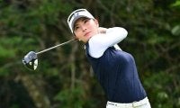 木陰から笑顔ヒョッコリ！人気女子プロゴルファーが26歳の誓い「仕事も私生活も何事も120％で楽しむ」「体と心に正直に」