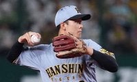 打者も絶叫した「超プロ技」　阪神の危機を救った24歳の“神業ダイビング”に「忍者がいる」