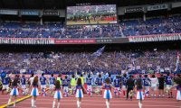 ラッパーか!? パリコレ出れる!? 横浜FMのダービー特製｢一丸ユニ｣を21歳ボランチが完璧に着こなし！ カッコ良すぎるモデル写真に｢もはやユニの領域を超えてる｣