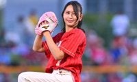 美人女優がまさかの始球式…アンダースローにどよめき　地元凱旋で豪快投球に拍手喝采
