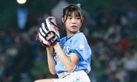 白ミニスカで豪快足上げ…15歳アイドルが始球式　黒髪＆青リボンひらり、球場魅了