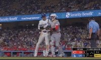 何が起きた？ 大谷翔平の打席で“謎のハプニング”「どうした」「ビックリした」突然動かなくなる… ファン騒然「珍プレー行き」