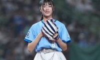 白ミニスカの15歳アイドルが“貴重な経験”　豪快足上げ始球式に「綺麗な投球フォームでかっこよかったよ」
