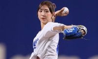 豪快足上げでおへそチラリ…ミニスカアイドルが完璧投球　ストライク始球式に球場どよめき