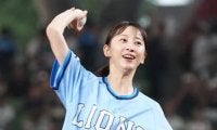 人気女優の松井玲奈さんがセレモニアルピッチ　限定ユニで豪快投球…笑顔の“大役”に拍手喝采
